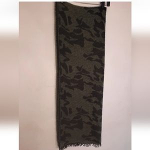 STEVE MADDEN Womens Reversible Fringe Scarf Camo/stars 72x26